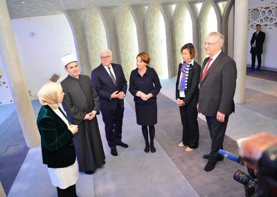Der Bundespräsident wurde begleitet von seiner Frau Elke Büdenbender, der 1. Bürgermeisterin der Stadt Penzberg Elke Zehetner und dem bayerischen Innenminister Joachim Herrmann