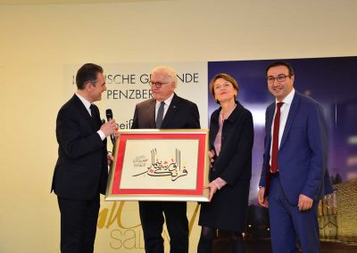 Als Gastgeschenk wird der Name des Bundespräsidenten in arabischer Kalligrafie überreicht